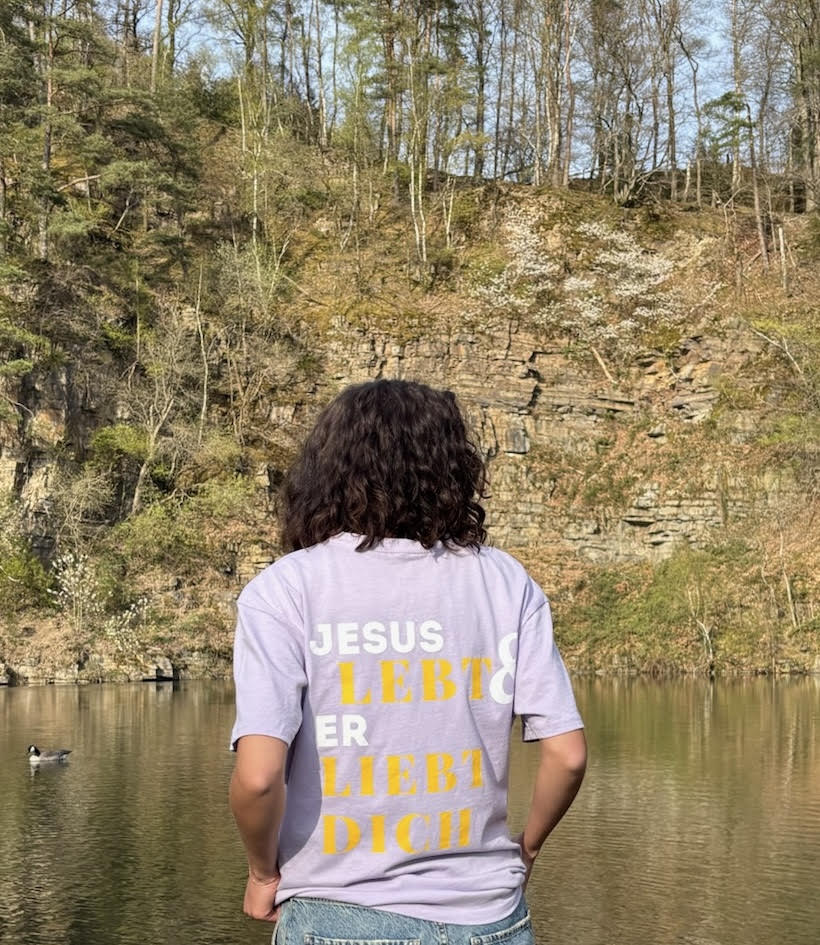 T-Shirt "Jesus lebt und er liebt dich"